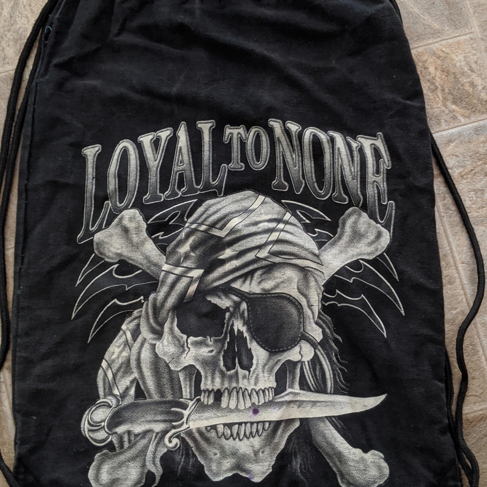 Loyal to none Sinch bag with skull